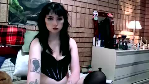 Layla Kills online show from 12.21.25