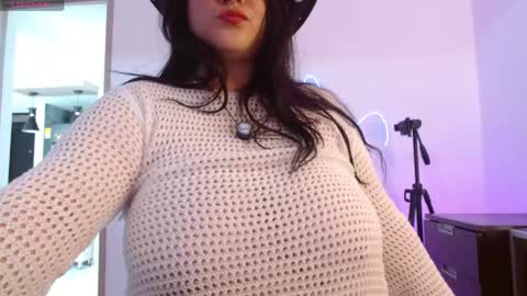 Snapshot of layna_cold chatting on 04.25.26 Vannessa online show from 04.25.26