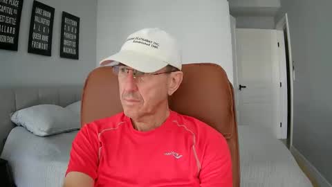 Snapshot of ldrunner2 chatting on 10.06.25 LD online show from 10.06.25