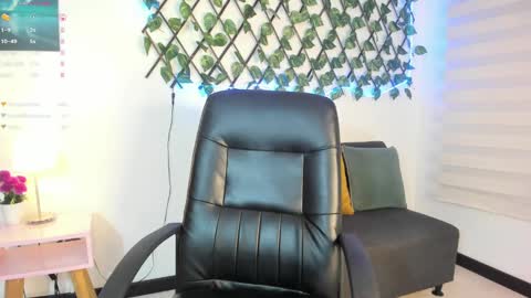 Lea Velle online show from 01.05.25