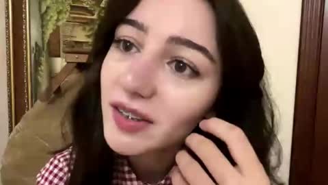 Snapshot of leahduran chatting on 10.21.25 Amity online show from 10.21.25