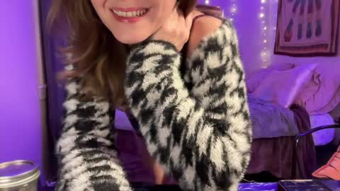 Leah Sparkles online show from 12.25.24