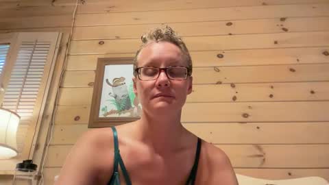 Snapshot of leahwilde chatting on 10.04.25 Lee online show from 10.04.25