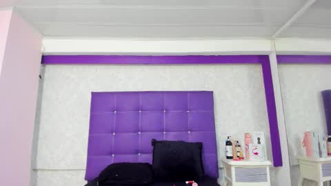 Snapshot of leamoreau__ chatting on 10.14.25 leamoreau__ online show from 10.14.25