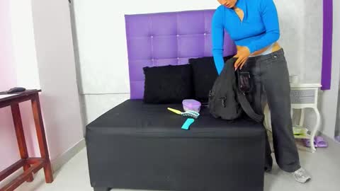 leamoreau__ online show from 11.11.25