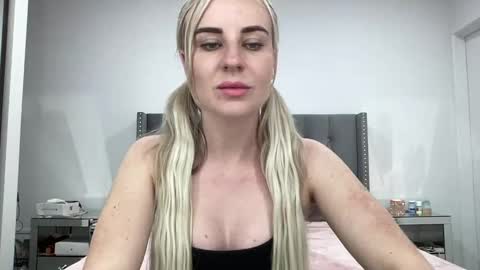 Snapshot of leannaxox chatting on 03.10.25 Leanna online show from 03.10.25