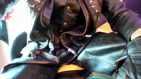 Snapshot of leatherdude69 chatting on 02.04.25 leatherdude69 online show from 02.04.25
