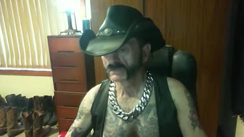 Snapshot of leathergreaser chatting on 05.04.26 leathergreaser online show from 05.04.26