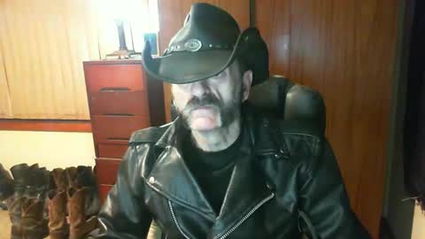 Snapshot of leathergreaser chatting on 05.10.26 leathergreaser online show from 05.10.26