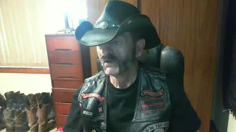 Snapshot of leathergreaser chatting on 05.11.26 leathergreaser online show from 05.11.26
