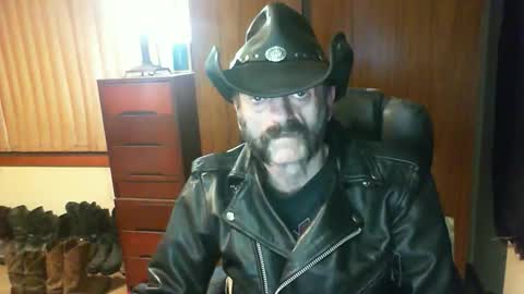 Snapshot of leathergreaser chatting on 06.01.26 leathergreaser online show from 06.01.26