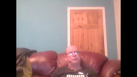 Snapshot of leatherpants68 chatting on 10.05.25 leatherpants68 online show from 10.05.25
