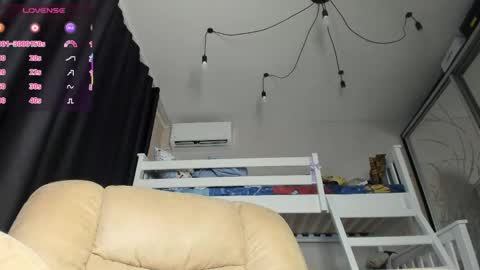 Snapshot of lecherous_wife chatting on 05.18.26 Anna online show from 05.18.26