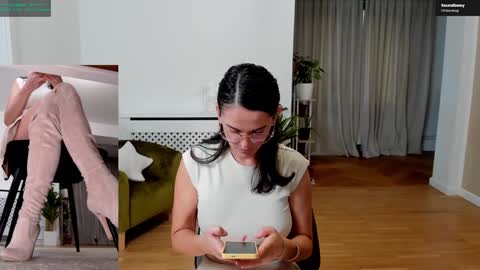 Snapshot of legswattitude chatting on 09.27.25 Elle online show from 09.27.25