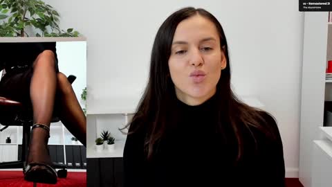 Snapshot of legswattitude chatting on 10.02.25 Elle online show from 10.02.25