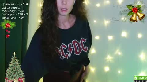 Snapshot of leia_bell chatting on 12.29.24 hey Im Leia and I love rock  online show from 12.29.24