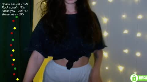 Snapshot of leia_bell chatting on 03.08.25 hey Im Leia and I love rock  online show from 03.08.25