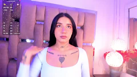 Snapshot of leiawong chatting on 12.03.24 Leia online show from 12.03.24