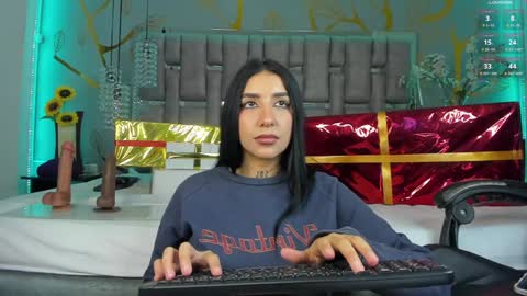 Snapshot of leiawong chatting on 12.19.24 Leia online show from 12.19.24