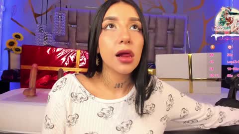 Snapshot of leiawong chatting on 12.23.24 Leia online show from 12.23.24