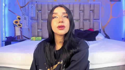 Snapshot of leiawong chatting on 01.04.25 Leia online show from 01.04.25