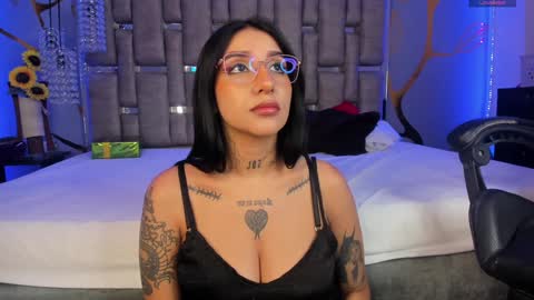 Snapshot of leiawong chatting on 01.05.25 Leia online show from 01.05.25