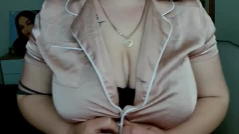 Snapshot of leila_beayte_ chatting on 06.19.26 Leila online show from 06.19.26