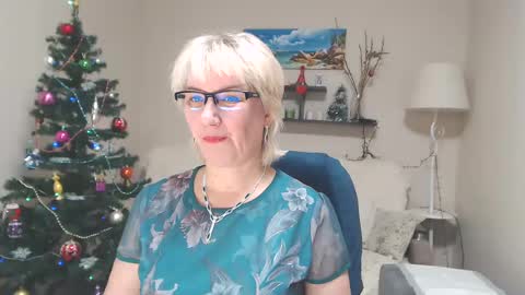 Snapshot of leilamays chatting on 12.20.24 Leila Kinky online show from 12.20.24