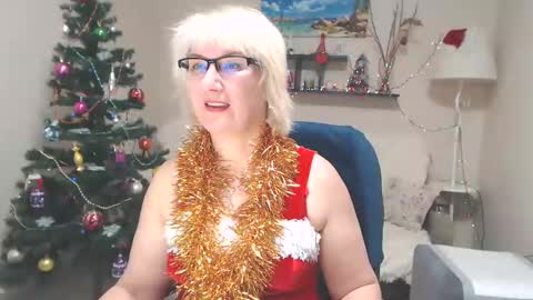 Snapshot of leilamays chatting on 12.25.24 Leila Kinky online show from 12.25.24