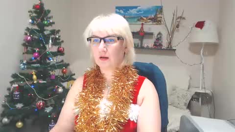 Snapshot of leilamays chatting on 12.25.24 Leila Kinky online show from 12.25.24