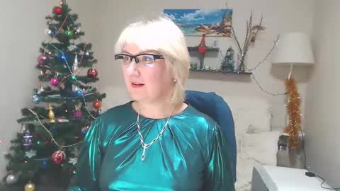 Snapshot of leilamays chatting on 01.08.25 Leila Kinky online show from 01.08.25