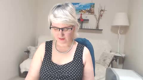 Snapshot of leilamays chatting on 03.11.25 Leila Kinky online show from 03.11.25