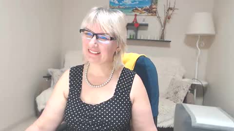 Snapshot of leilamays chatting on 03.11.25 Leila Kinky online show from 03.11.25