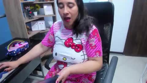 Snapshot of leilasmith_ chatting on 05.12.26 Leila online show from 05.12.26