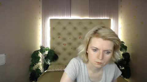 Snapshot of lena_paulles chatting on 12.24.24 Lena online show from 12.24.24