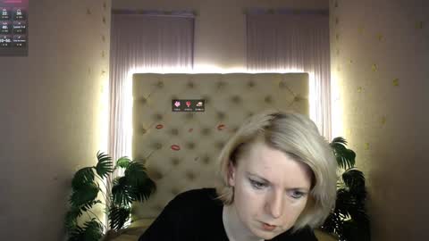 Snapshot of lena_paulles chatting on 12.28.24 Lena online show from 12.28.24