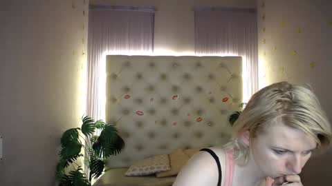 Snapshot of lena_paulles chatting on 12.30.24 Lena online show from 12.30.24