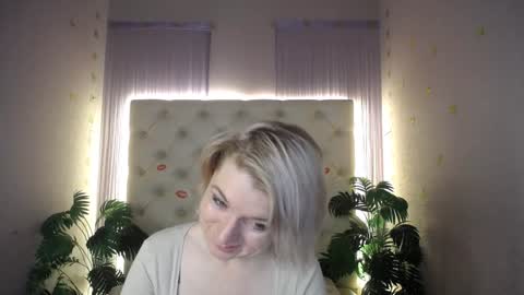 Snapshot of lena_paulles chatting on 01.10.25 Lena online show from 01.10.25