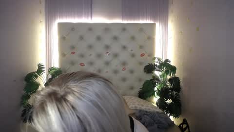 Snapshot of lena_paulles chatting on 01.12.25 Lena online show from 01.12.25