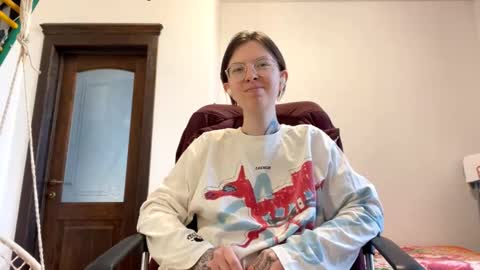 Snapshot of leomagreenfeld chatting on 11.21.25 Sophia online show from 11.21.25