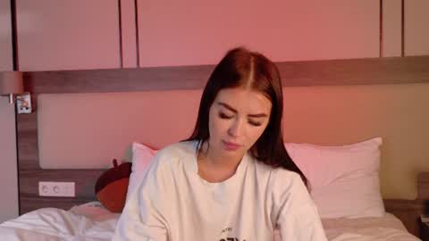 Snapshot of leonameilee chatting on 06.24.26 Mila online show from 06.24.26