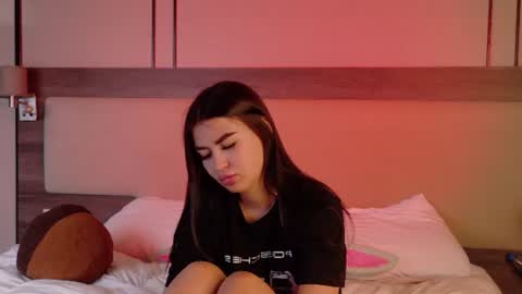 Snapshot of leonameilee chatting on 06.28.26 Mila online show from 06.28.26