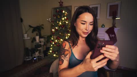 Snapshot of leonamell chatting on 12.25.24 Leo online show from 12.25.24