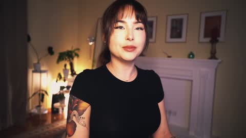 Snapshot of leonamell chatting on 01.04.25 Leo online show from 01.04.25