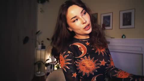 Snapshot of leonamell chatting on 02.11.25 Leo online show from 02.11.25