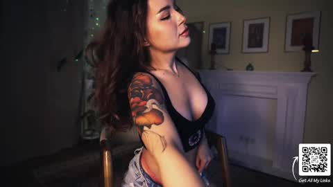 Snapshot of leonamell chatting on 02.21.25 Leo online show from 02.21.25