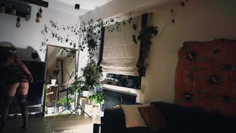 Snapshot of leonamell chatting on 09.10.25 Leo online show from 09.10.25