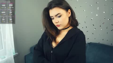 Snapshot of leonardarizk chatting on 09.18.25 Mia online show from 09.18.25