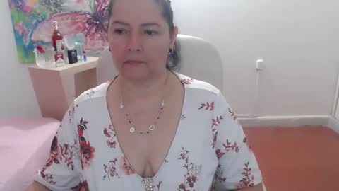 leonela   online show from 10.13.25