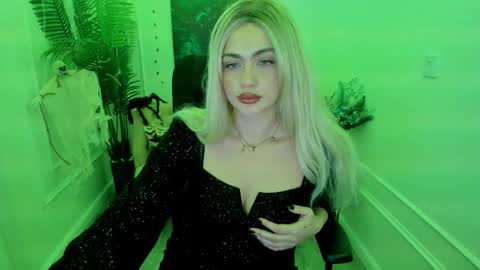 lesliemineg online show from 10.29.25